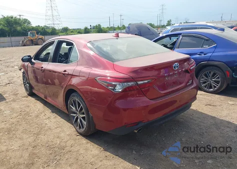 2021 Toyota Camry Xle Hybrid z USA, uszkodzony, nr VIN 4T1F31AK2MU548471
